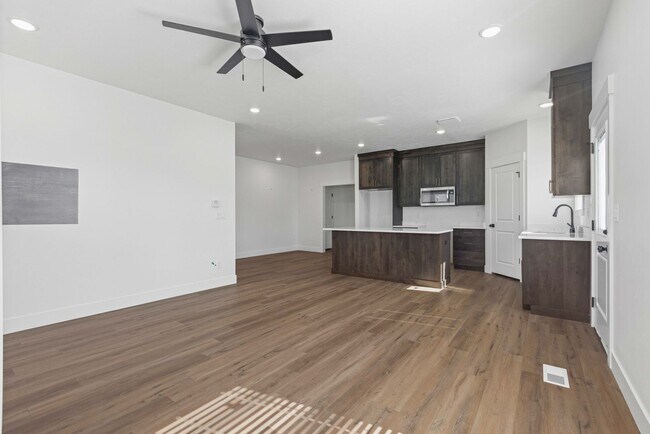 Building Photo - B532AG