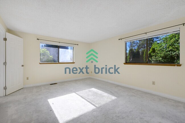 Building Photo - "Spacious 5-Bed Gem with 2.5 Baths in Prime Redmond Location!"