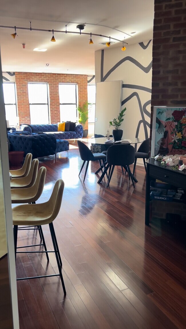 Building Photo - 898 Oak St SW