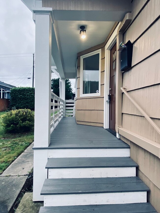 Building Photo - Updated 1910 Craftsman home in North Everett