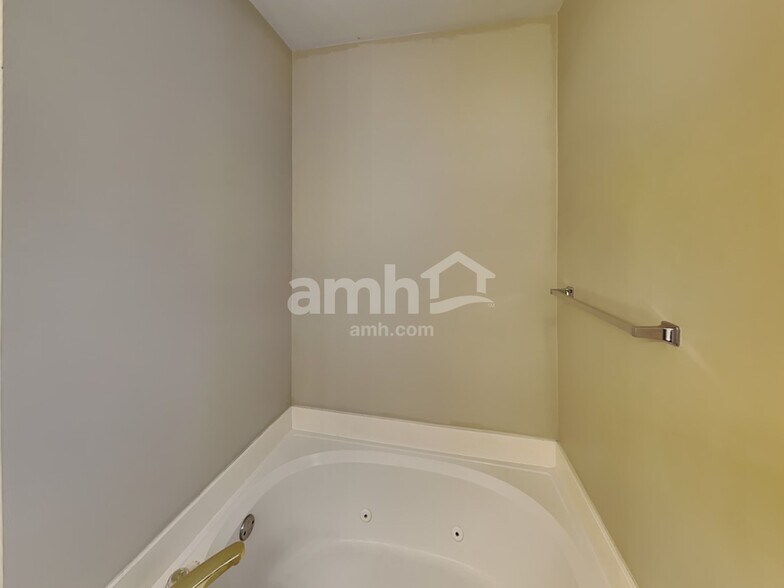 Building Photo - 2702 Camden Ct