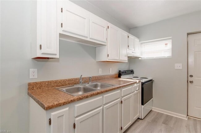 Building Photo - 1443 W 40th St