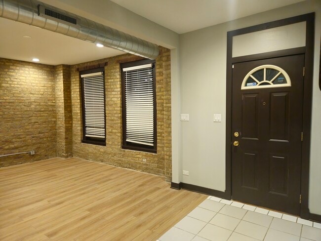 Building Photo - 1819 W Evergreen Ave