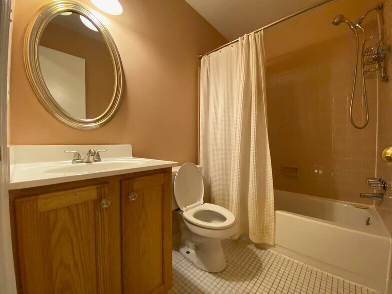 Hallway Bath - 1815 CRANBERRY LN