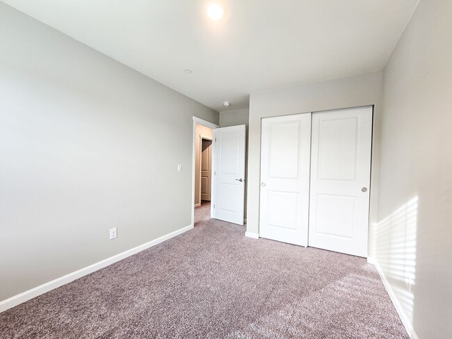 Building Photo - Newly Built Townhome 3bd 2.5ba