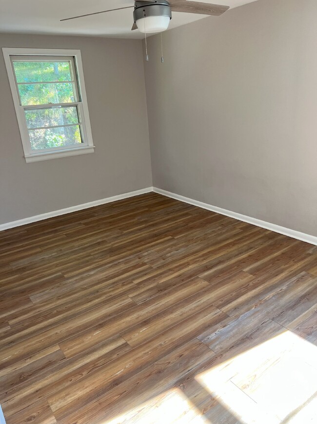 Building Photo - Remodeled 3 Bedroom, 1 Bathroom Home with ...