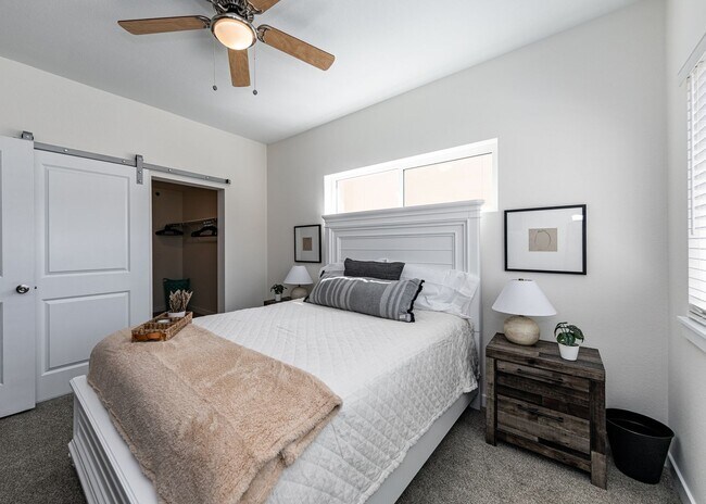 Building Photo - Westside 1 bed, 1 bath Luxury Apartment near Garden of the Gods