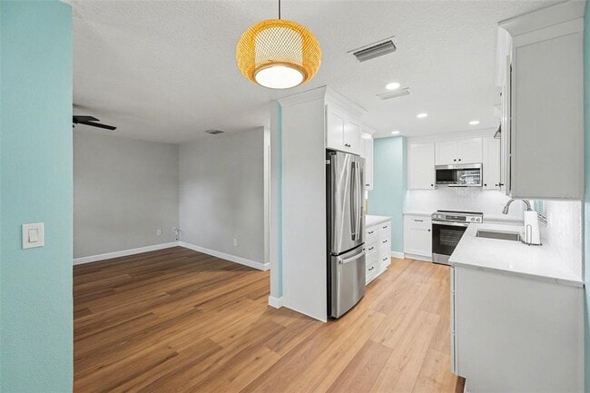 Building Photo - 9605 N Edison Ave