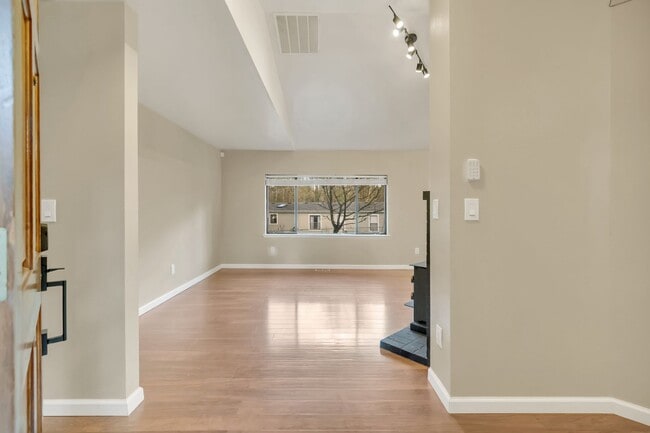 Building Photo - ONE LEVEL LIVING in Peaceful & Private Location!