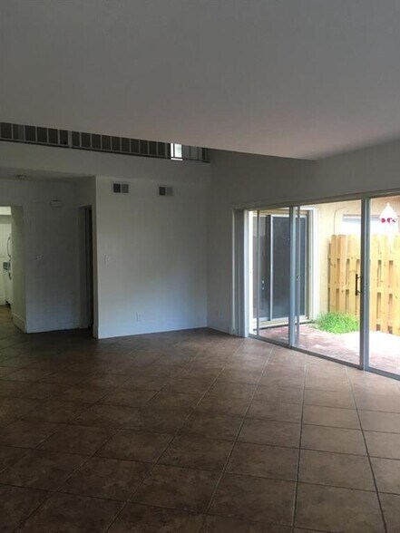 Building Photo - 3741 NW 95th Ter