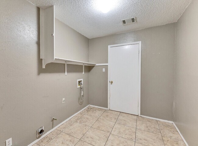 Building Photo - North Austin Duplex 2 Bedroom with a Large Yard!