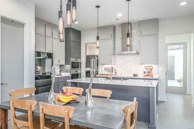 Building Photo - Desirable Hampstead Living!