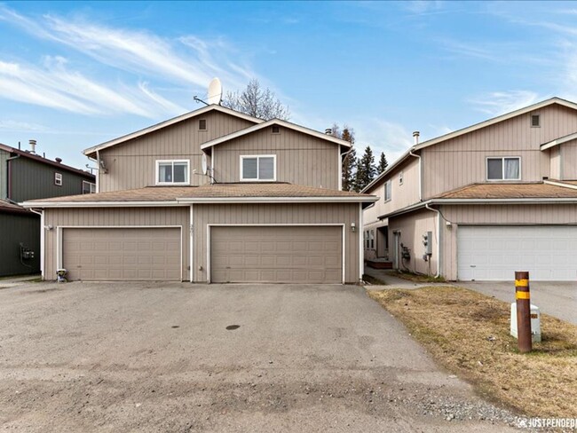 Building Photo - Spacious & Updated 3 Bedroom Duplex Near M...
