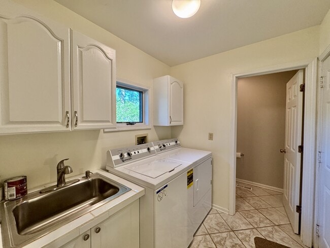 Building Photo - 212 Talah Ln