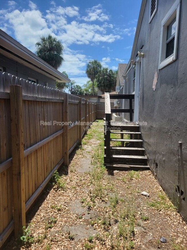 Building Photo - 618 17th Ave S