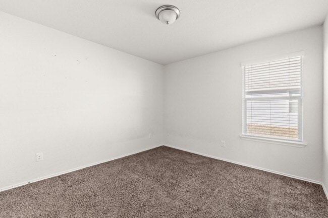 Building Photo - Beautiful 4bed/2 bath