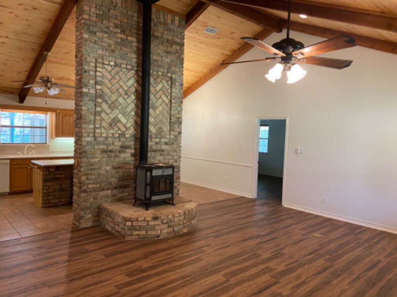 Building Photo - 1540 Dove Rd