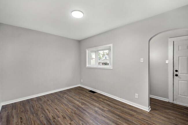 Building Photo - Beautiful 3 bedroom home in Munhall available November 1!