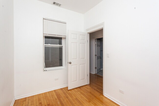 Building Photo - 944 N California Ave