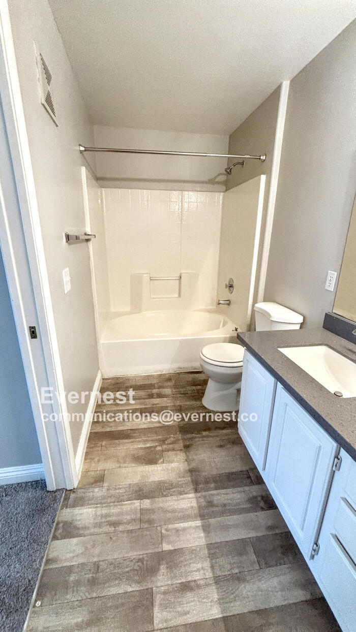 Building Photo - 5710 E Tropicana Ave