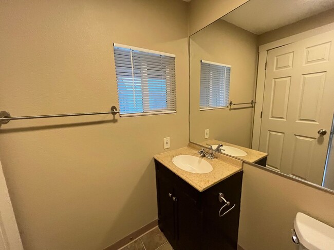 Building Photo - Updated and Bright 3 Bedroom 2 Bath Home in NE Portland (PDX/Columbia River)