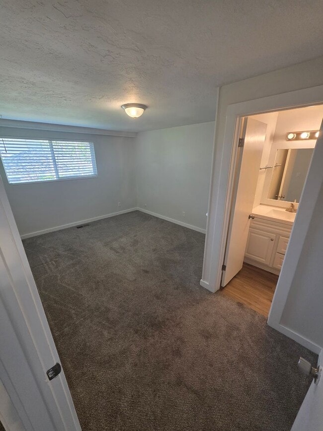 Building Photo - Spacious 4 bedroom 3 bathroom townhouse!