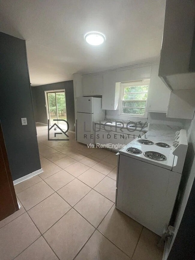 Building Photo - 2694 Woodside Dr