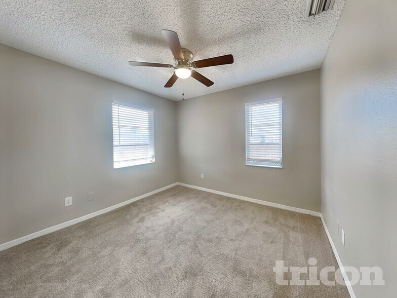 Building Photo - 1009 Jamaica Way