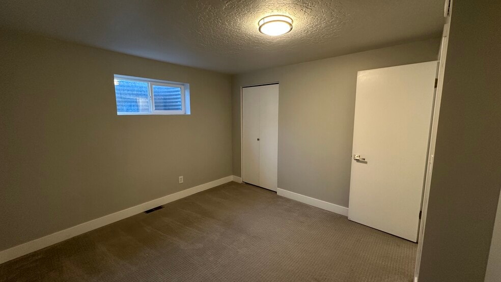 Building Photo - 894 E 840 N