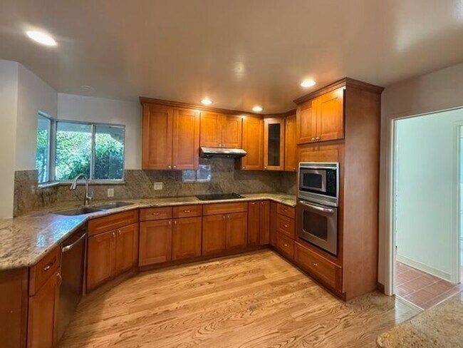 Building Photo - Beautiful 4 bedrooms 2.5 bath home