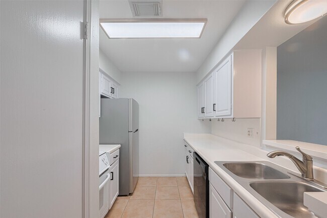 Building Photo - 811 Wax Myrtle Ln