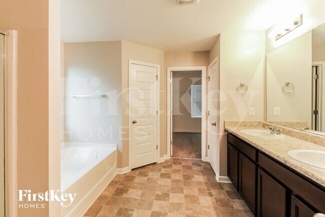 Building Photo - 2082 Massey Ln