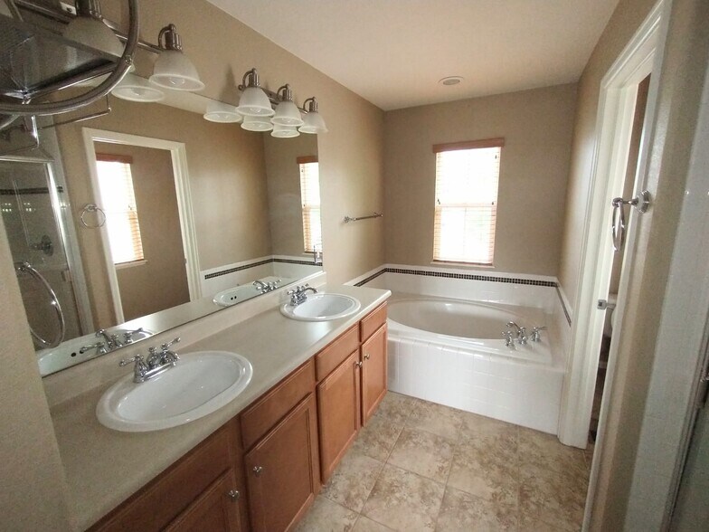 Master Bath - 4607 Fish Hawk Pt