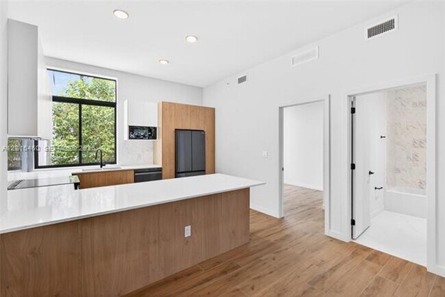 Building Photo - 515 NE 61st St