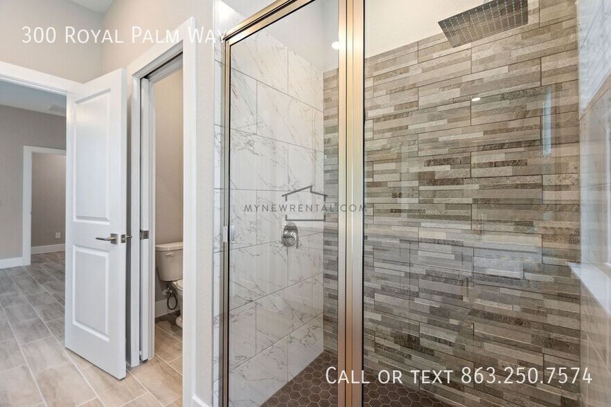 Building Photo - 300 Royal Palm Wy