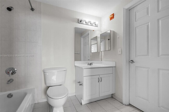 Building Photo - 215 SW 42nd Ave
