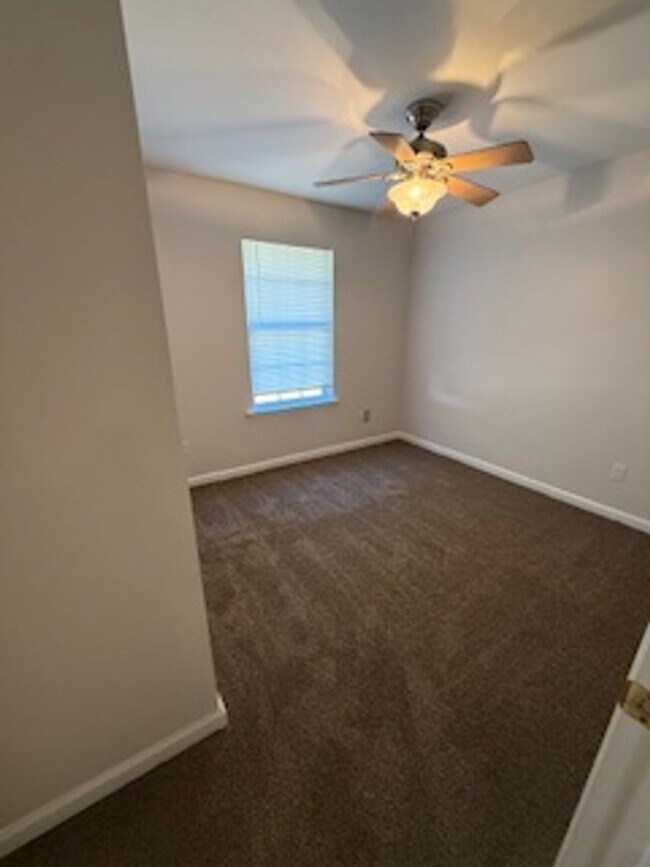 Building Photo - 4556 Deslin Dr