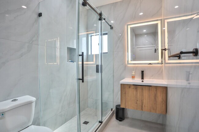 Building Photo - Beautiful, Fully Furnished 2BR w/ washer / dryer appliances