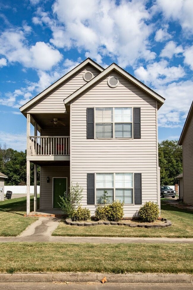 Building Photo - 4 Bedroom, 2.5 Bath Home With Two Car Garage