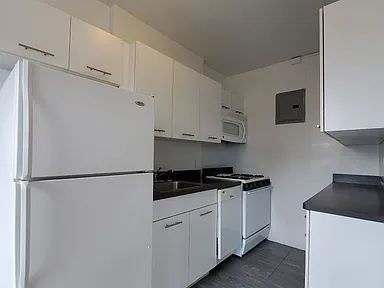 Building Photo - "Charming 1-Bed Oasis in the Heart of Woodside, NY!"