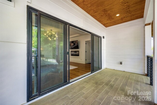Building Photo - 1609 Onslow Dr