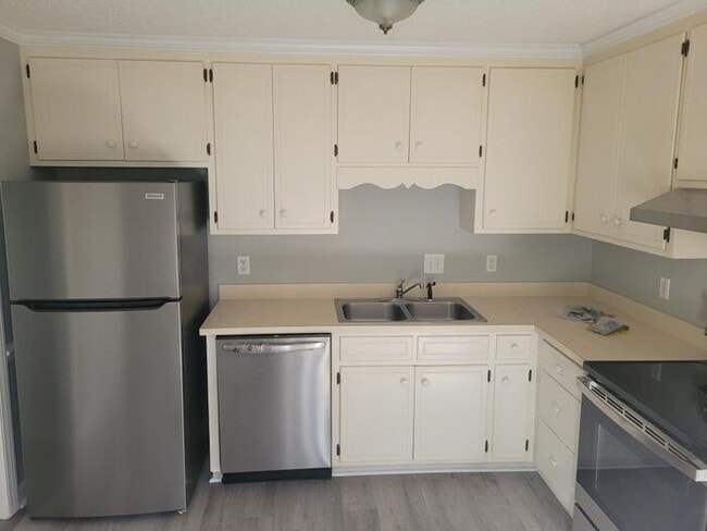 Building Photo - 4 Bedrooms 2.5 Bath