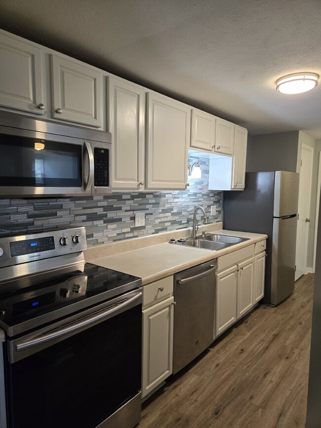 Building Photo - Two Bedroom Condo One level two bedroom co...