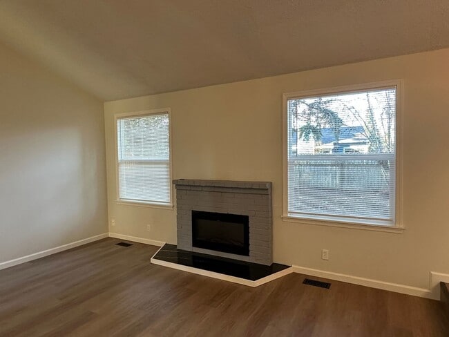 Building Photo - Your Newly Updated 3 Bed, 1 Bath Move-In Ready Home!