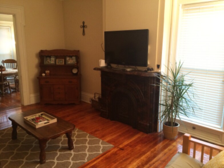 Building Photo - 35 River St