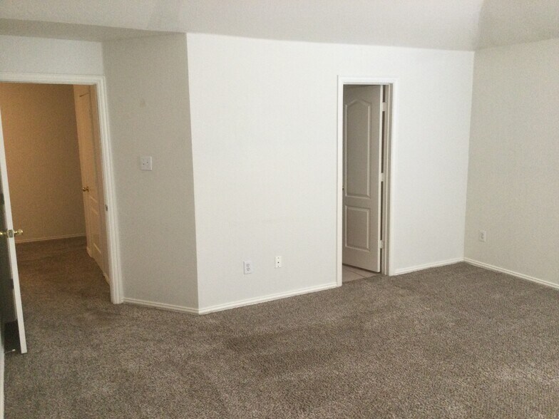 Building Photo - 2208 Ridgewood Dr