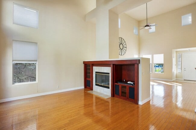 Building Photo - 4 Bedroom, Queens Ridge Guard Gated Commun...