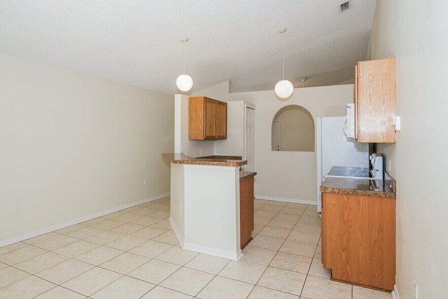 Building Photo - 8376 Oak Crossing Dr W