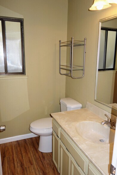 Building Photo - 983 Hacienda Circle