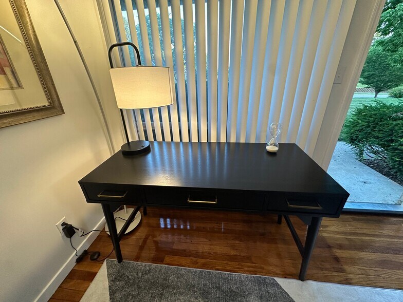 Building Photo - 652 E Main St